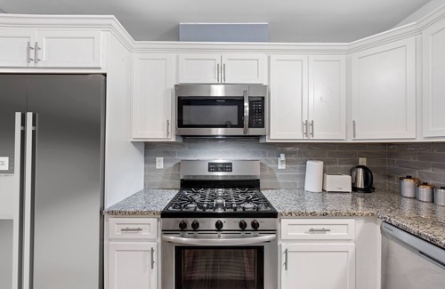 Newark Apartment | Faith's Spacious 3-Bed 2-Bath with City Access 10 Mins to EWR Prudential Center!