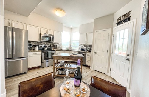 Colorado Springs House | ✶Falcon's Nest✶hot tub/games/mins to USAFA &hiking