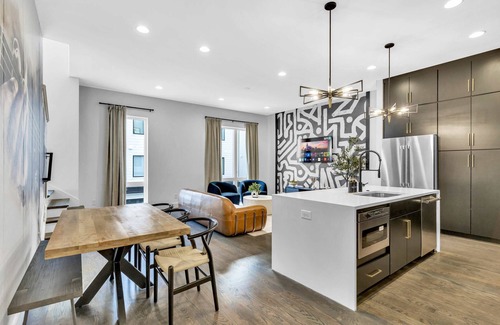 Katie Hill Neighborhood House | Fall 2 hot tubs, dual rooftops, karaoke lounges near Broadway & Nissan Stadium