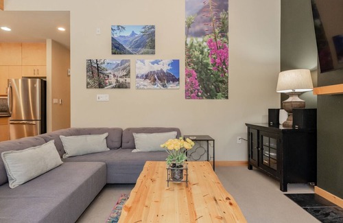 Mammoth Lakes House | Fall Availability! Inviting, Ski Townhome with Mountain Views and Hot Tub Access!