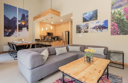 Mammoth Lakes House | Fall Availability! Inviting, Ski Townhome with Mountain Views and Hot Tub Access!