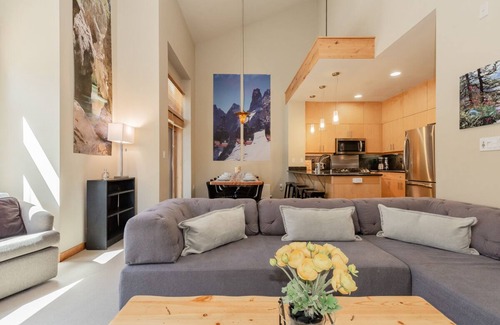 Mammoth Lakes House | Fall Availability! Inviting, Ski Townhome with Mountain Views and Hot Tub Access!
