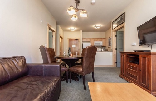 Mammoth Lakes Condo | Fall Availability! Ski-in, Ski-out Mountain Condo with Alpine Views and Community Hot Tub!
