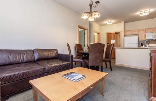 Mammoth Lakes Condo | Fall Availability! Ski-in, Ski-out Mountain Condo with Alpine Views and Community Hot Tub!