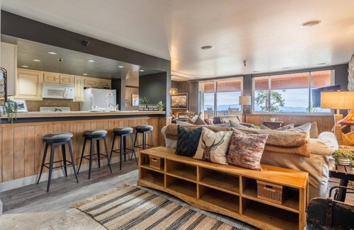 Mammoth Lakes House | Fall Availability! Ski-in/Ski-out Townhome! Private Hot Tub! Incredible Views!