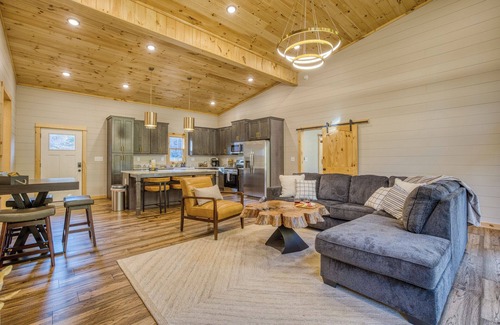 Ridgeline Vistas Cabin | Fall Creekside Escape Luxe, Modern & Secluded