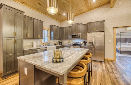 Ridgeline Vistas Cabin | Fall Creekside Escape Luxe, Modern & Secluded
