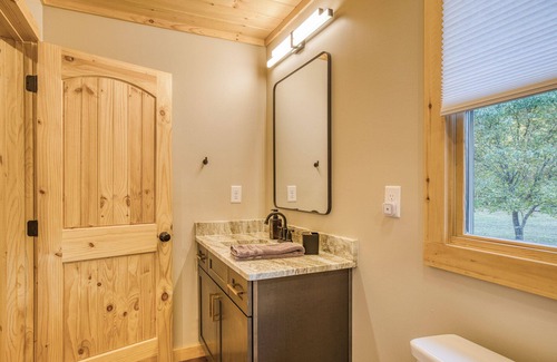 Ridgeline Vistas Cabin | Fall Creekside Escape Luxe, Modern & Secluded