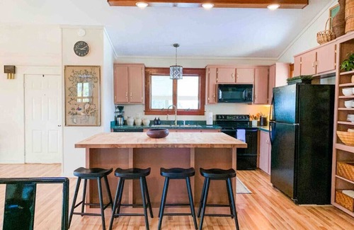 Fairfield House | Fall Foliage Views + Hot Tub Escape near WLU & VMI at Sunrise Ridge