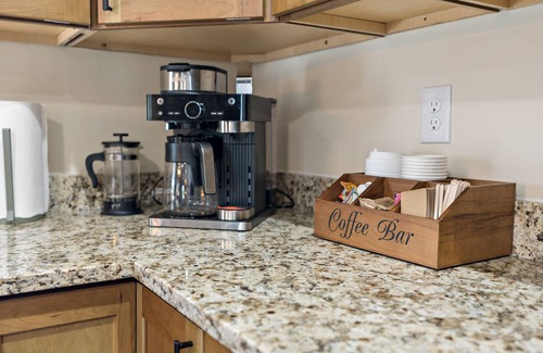 Berkeley Springs Cabin | 🍂Fall Gathering - Hot Tub, Sauna, Fire Pit, 2 Kings, Arcade & Deck – Cozy Cabin