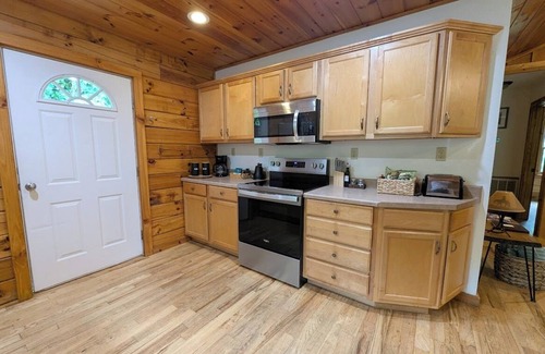 Whittier Cabin | Fall Getaway Cabin w/hot tub - dog friendly!