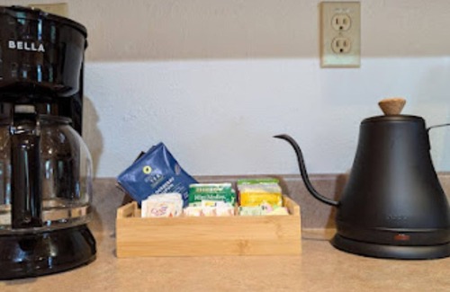 Whittier Cabin | Fall Getaway Cabin w/hot tub - dog friendly!