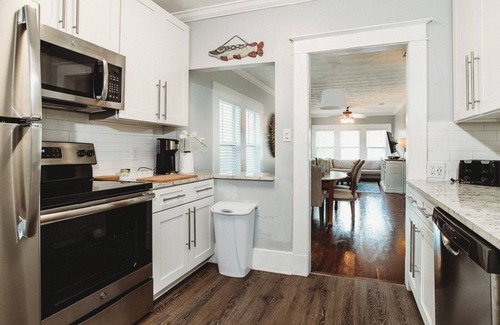 Historic Uptown House | Fall Getaway Deals! Quaint Historic Upstairs Apartment in downtown St Pete