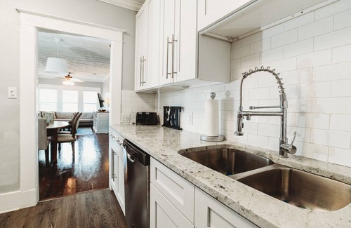 Historic Uptown House | Fall Getaway Deals! Quaint Historic Upstairs Apartment in downtown St Pete