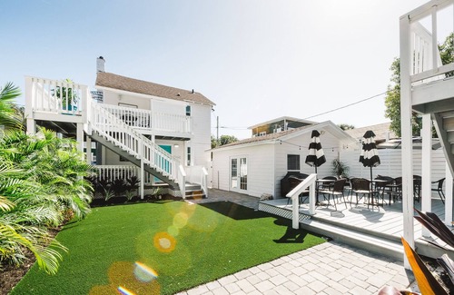 Historic Uptown House | Fall Getaway Deals! Quaint Historic Upstairs Apartment in downtown St Pete