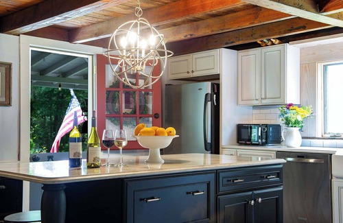 Rowland House | Fall Getaway - Lake - Winery - Tranquility