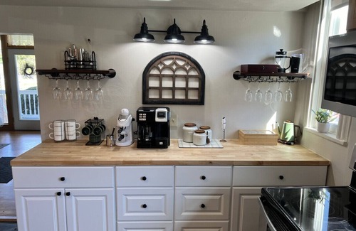 Mill Run House | Fall Getaway Mill Run Inn: Sleeps 12 · 5BR 5BA · Hot Tub Fire Pit Grill Pool