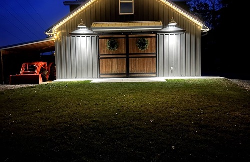 Saluda House | Fall getaway! Plan an adventure to local apple orchard, pumpkin farm or winery!