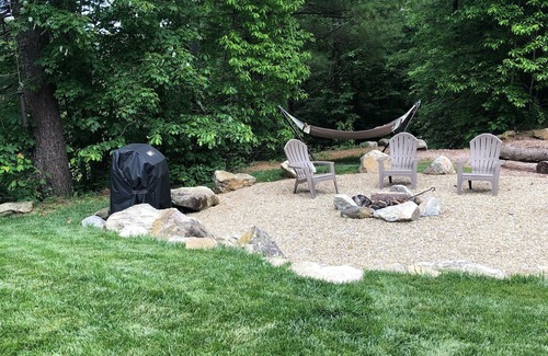 Saluda House | Fall getaway! Plan an adventure to local apple orchard, pumpkin farm or winery!