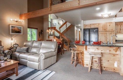 Mammoth Lakes Condo | Fall Getaways Available! Corner Condo with Shared Hot Tub, Near the Free Shuttle Stop to Town!