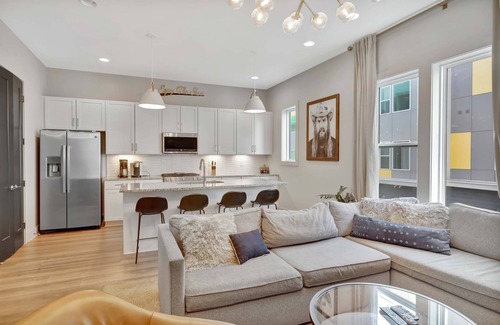 Talbot's Corner House | Fall rooftop deck, 2-car garage, skyline views near Broadway