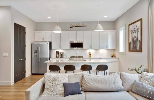 Talbot's Corner House | Fall rooftop deck, 2-car garage, skyline views near Broadway