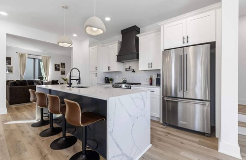 Hurwood Heights House | Fall rooftop hot tub, game room, sauna near Broadway