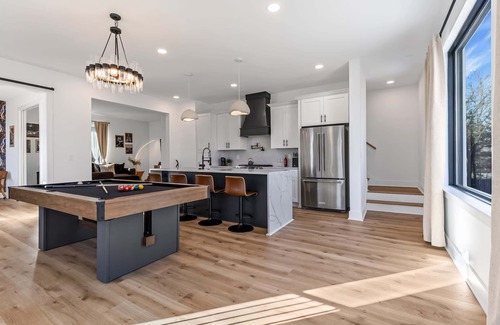 Hurwood Heights House | Fall rooftop hot tub, game room, sauna near Broadway