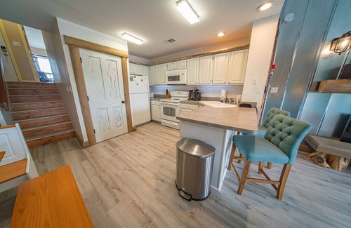 East End House | FALL SAVINGS! 1BR/1BA Pet-Friendly Townhome, Near State Park