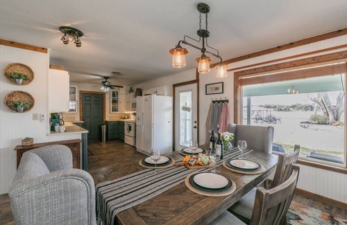 Granbury Cottage | Fall Special!~Lake Home w Swing at Dock. Stocked kitchen, KING Bed, Photo Opp