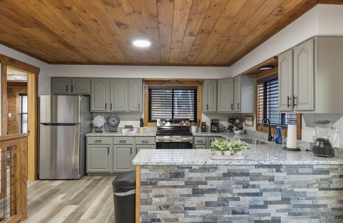 Sevierville Cabin | Fall Specials! Pool+Separate Game House with Theatre+Hot Tub!