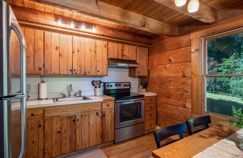 Rileyville Cabin | Falling Leaf Cabin - Rustic Charm With Modern Decor!