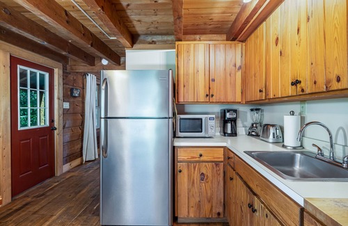Rileyville Cabin | Falling Leaf Cabin - Rustic Charm With Modern Decor!