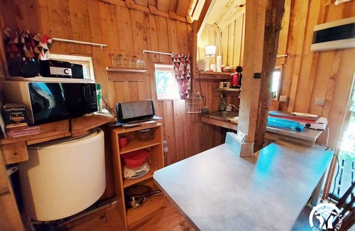 Saint-Thomas-de-Courceriers Bed & Breakfast | Family-Friendly Treehouse with Modern Comforts, Farm Animals, Pool, and Fishing Near Historical Sites