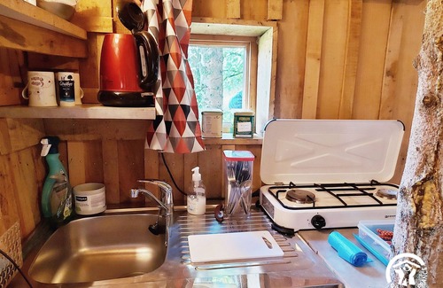 Saint-Thomas-de-Courceriers Bed & Breakfast | Family-Friendly Treehouse with Modern Comforts, Farm Animals, Pool, and Fishing Near Historical Sites