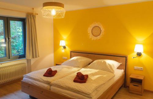 Watterbach Apartment | Familienfreundliche Ferienwohnung "Feuer" im Ferienhaus am Waldbach