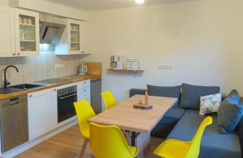 Watterbach Apartment | Familienfreundliche Ferienwohnung "Feuer" im Ferienhaus am Waldbach
