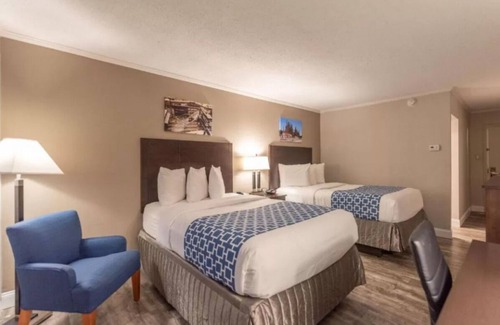 Bethlehem House | Family and Friends Vacation! 2 Great Units, Free Breakfast, Near Coca Cola Park!