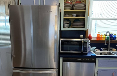 Sunset Beach House | Family and Pet Friendly, steps from the beach