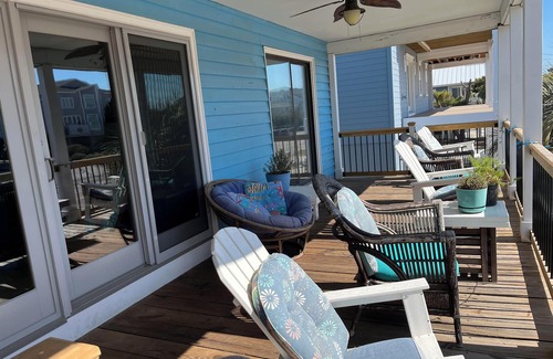 Sunset Beach House | Family and Pet Friendly, steps from the beach