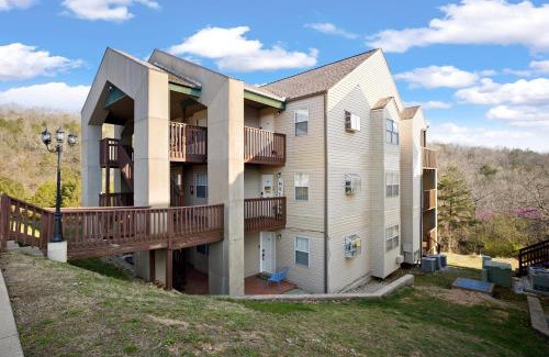 Indian Point Apartment | Family and Pet friendly ground level Condo, 4 mins to Silver Dollar City, Amazing Ozark Mountain Views