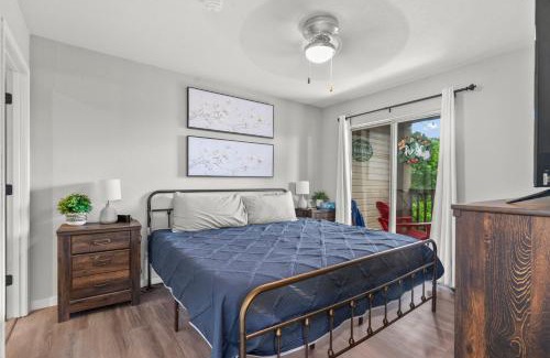 Indian Point Apartment | Family and Pet friendly ground level Condo, 4 mins to Silver Dollar City, Amazing Ozark Mountain Views