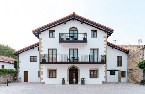 Villaverde de Pontones Apartment | Family apartment with garden view and chill-out cube in the garden