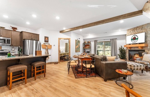 Hollister Cabin | Family Cabin with Resort Perks, Free Family Show Tickets!