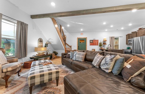 Hollister Cabin | Family Cabin with Resort Perks, Free Family Show Tickets!