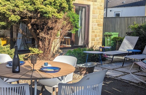 Headingley House | Family Centric, 3 brd detached home. Near Headingley Stadium, and Leeds centre.