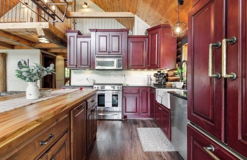 Hayward House | Family Chateau w stream, 12 acres, close to ATV, Snowmobile, trails- Hayward WI