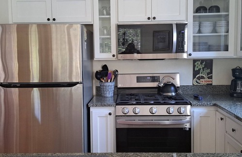 Lincoln Beach Cottage | Family Cottage | 2 Masters | Kings | HotTub | Pets