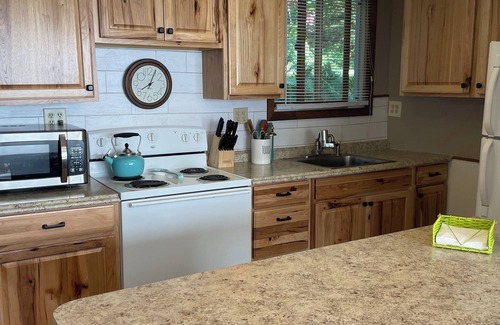 Brackney Cottage | Family cottage on Laurel Lake in Brackney PA 3 bedrooms available