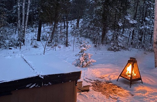 Rawdon Cottage | Family cottage remote work haven. Starlink. Ski hill, trails, and Nordic spa.